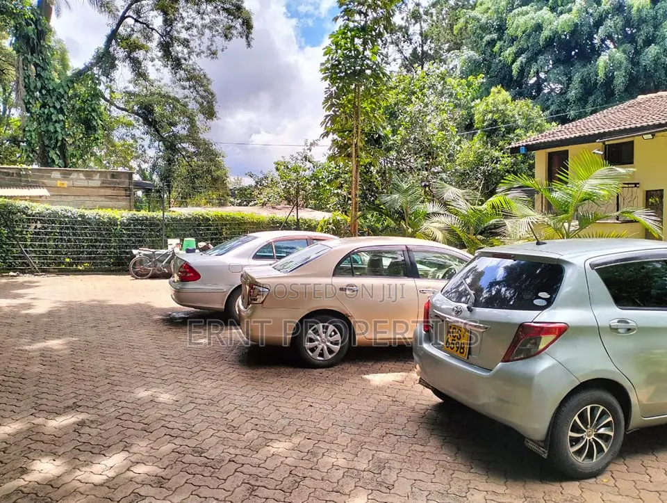 4bdrm Mansion in Njumbi Lane, Muthangari for sale