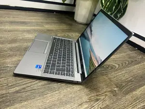 New Laptop HP ZBook Firefly G8 8GB Intel Core i5 SSD 512GB