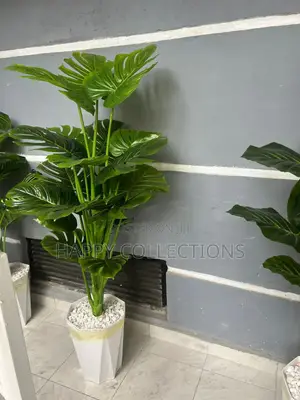 *Artificial Decorative Indoor Plant With Decorative Plastic Vase