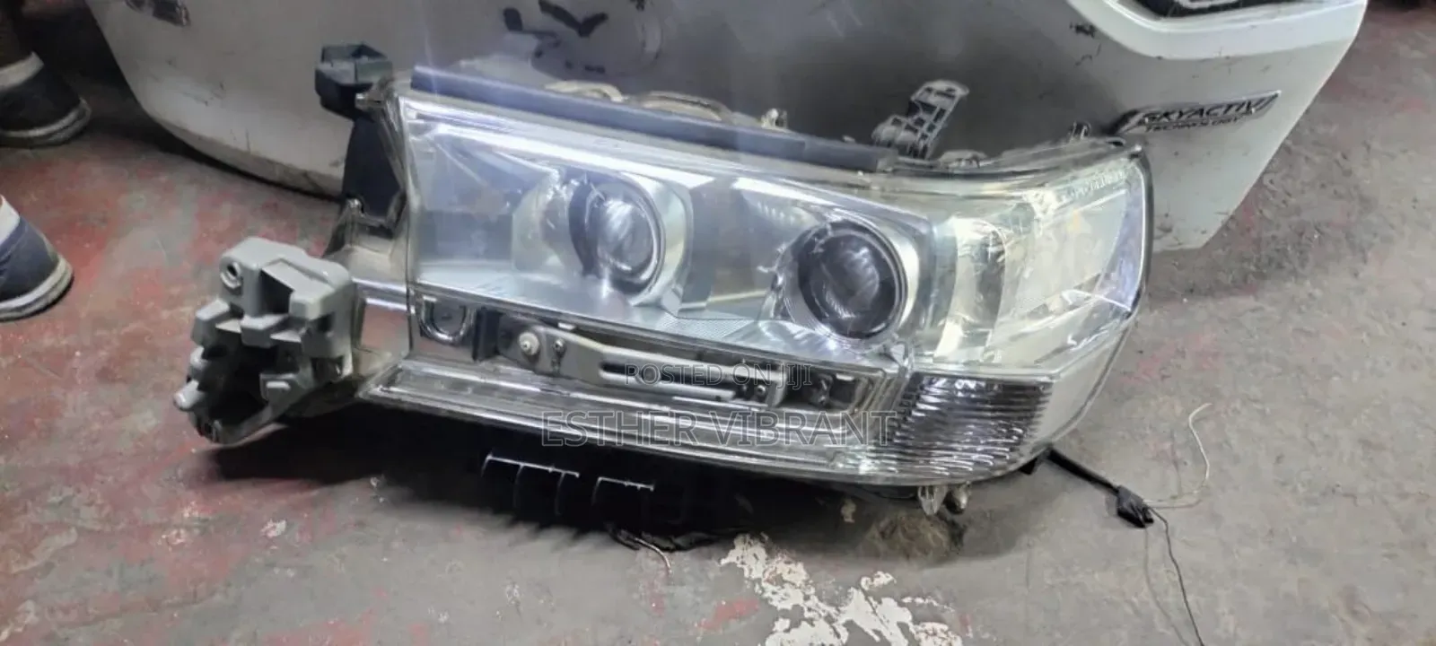 Toyota Land Cruiser V8 200 Series Headlight