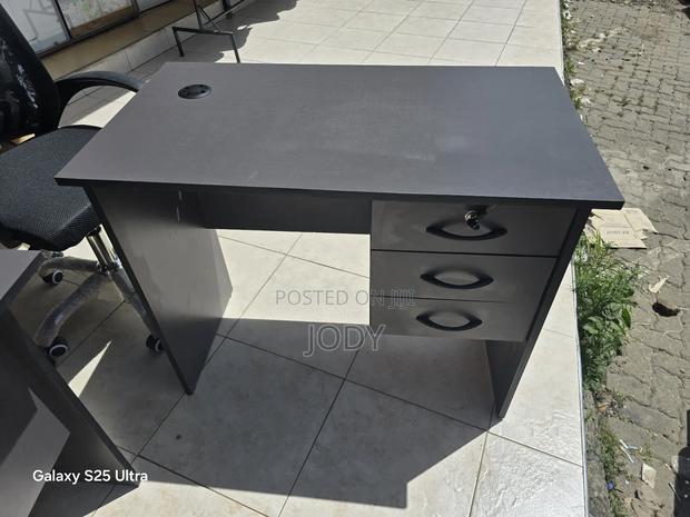 Modern Office Desk – Strong, Spacious & Stylish - main view