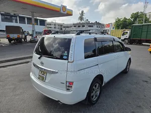 Toyota ISIS 2016 White