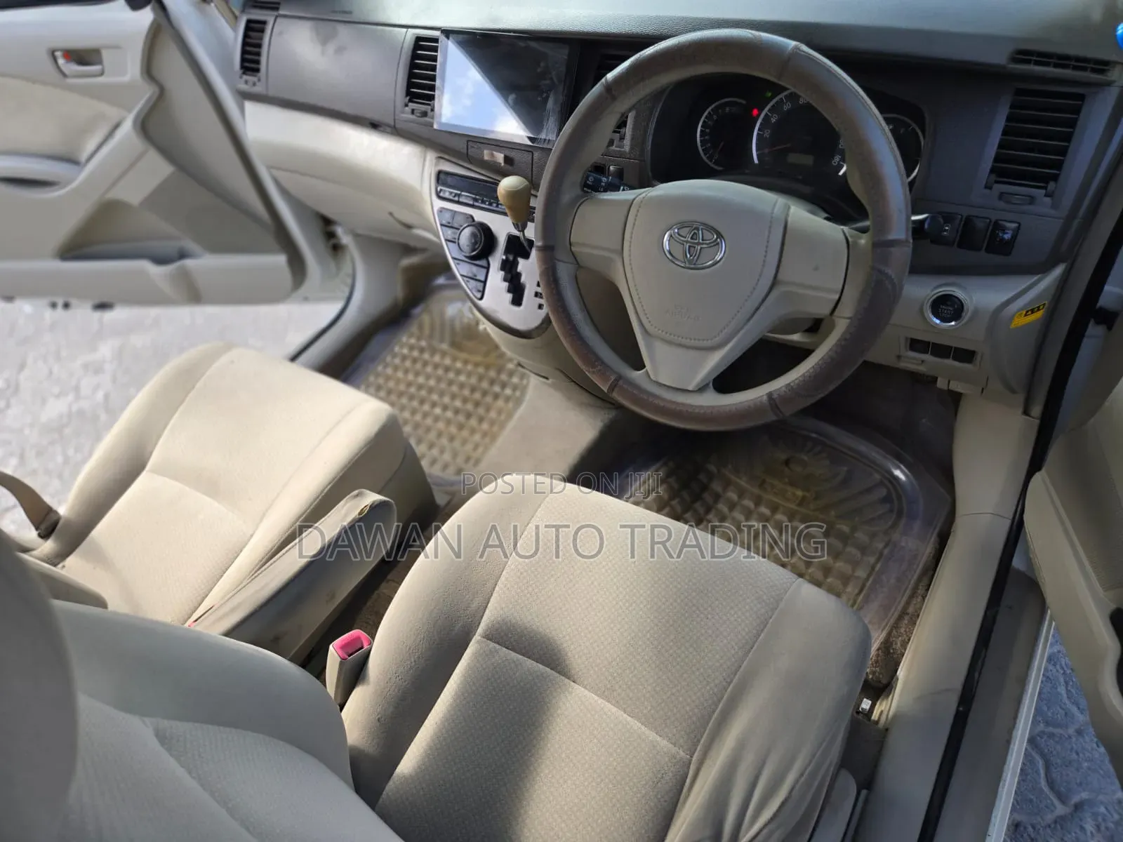Toyota ISIS 2016 White