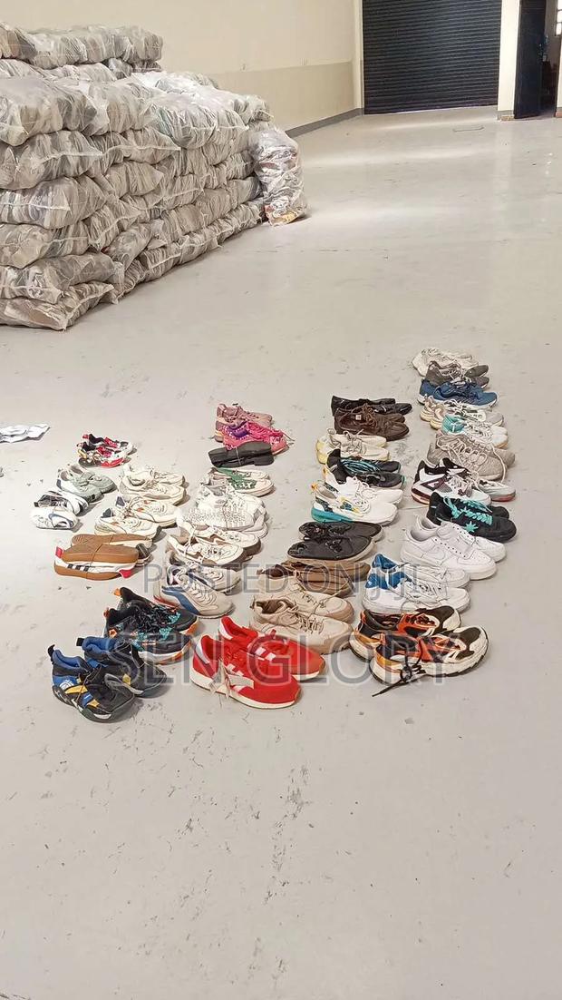 Secondhand Shoes and Clothes Wholesell - main view