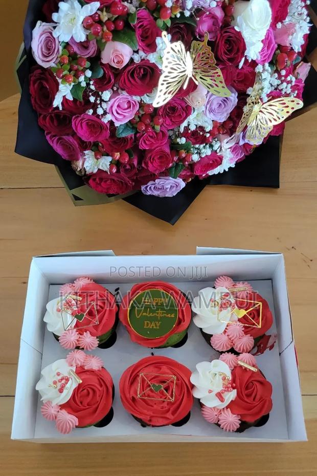 The Wow Bundle: 6 Cupcakes and Big Bouquet of Flowers