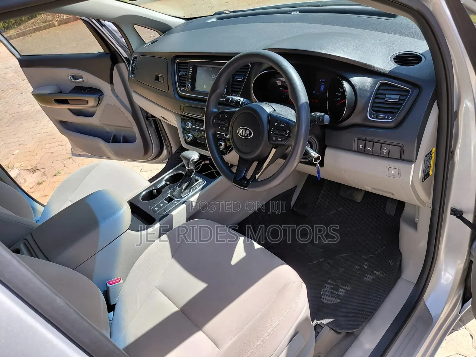 Kia Carnival 2019 Silver