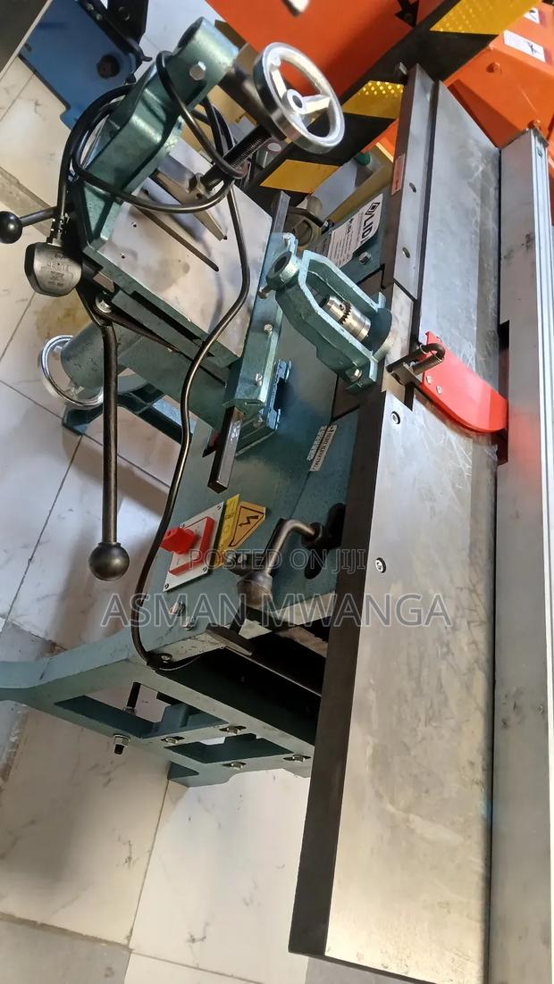 Multi–Use Woodworking Machine 8 in 1