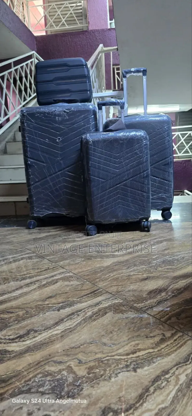*4 in 1 Luxurious Unbreakable Suitcase*