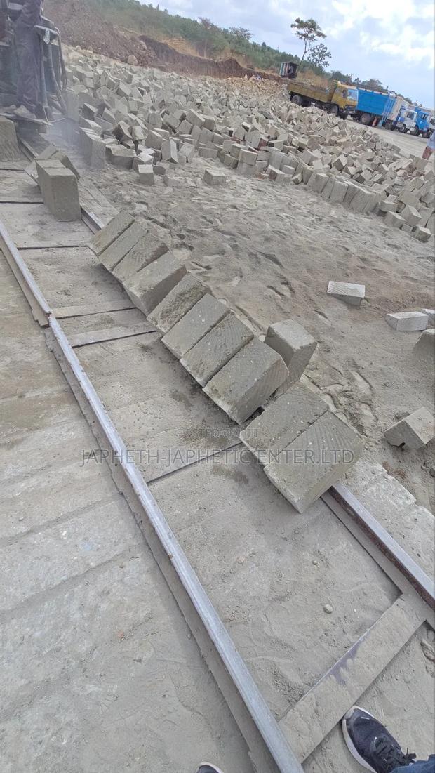 Machine-cut Stones Ndarugo - main view