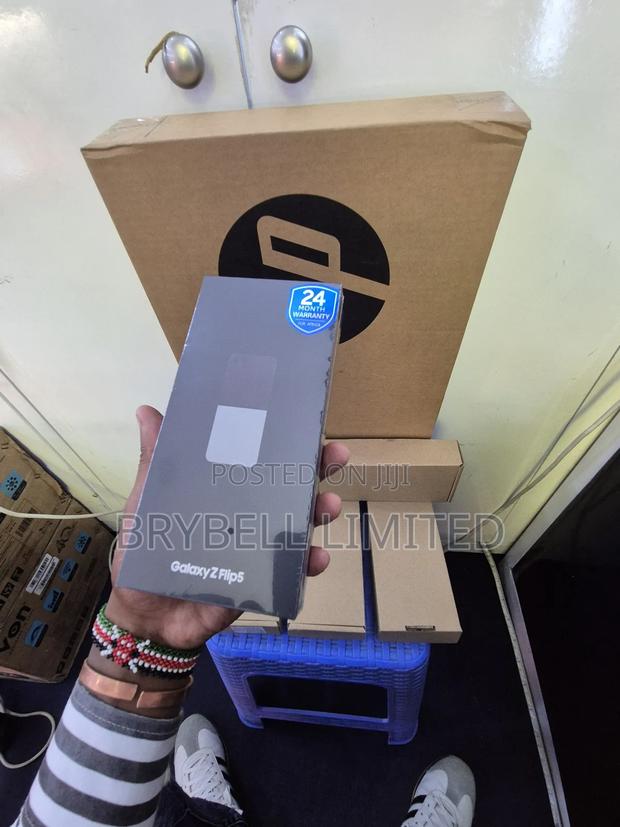 New Samsung Galaxy Z Flip 5 512 GB Black - main view