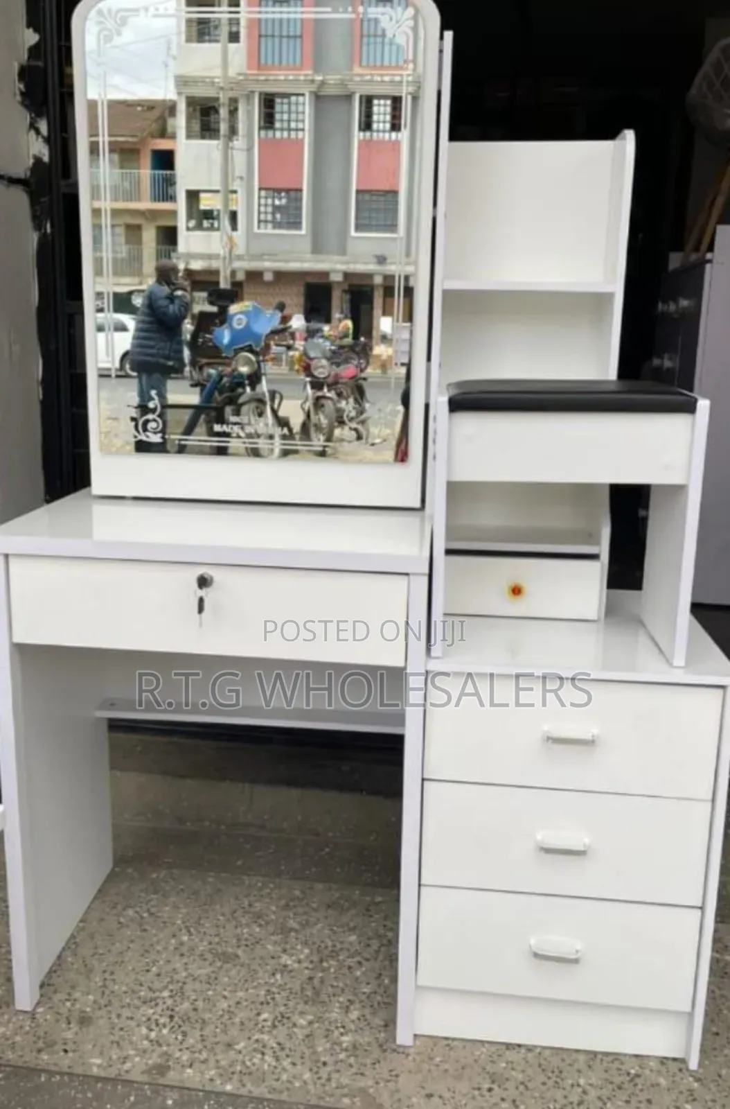 Modern Dressing Table With Sliding Mirror – Spacious Stylish