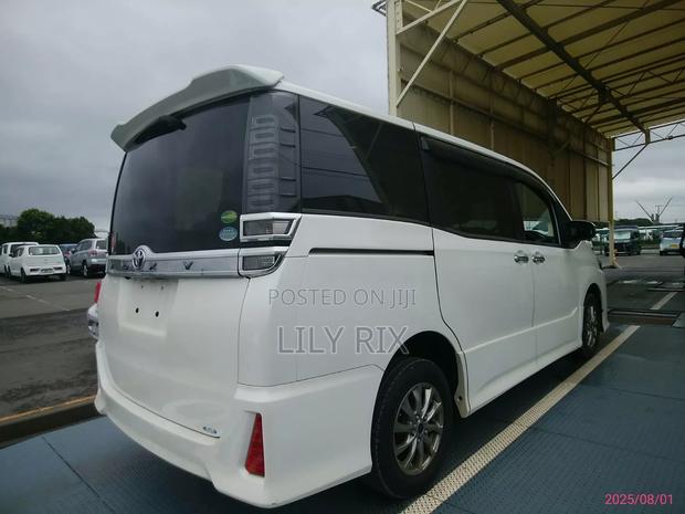 Toyota Voxy 2018 White - thumbnail 3