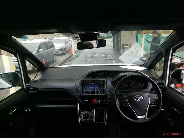 Toyota Voxy 2018 White - thumbnail 6