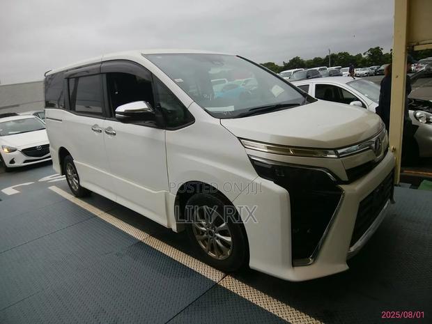 Toyota Voxy 2018 White - main view