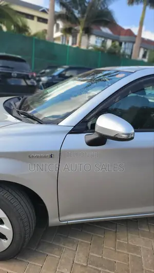 Toyota Corolla Fielder 1.5 Hybrid FWD 2018 Silver