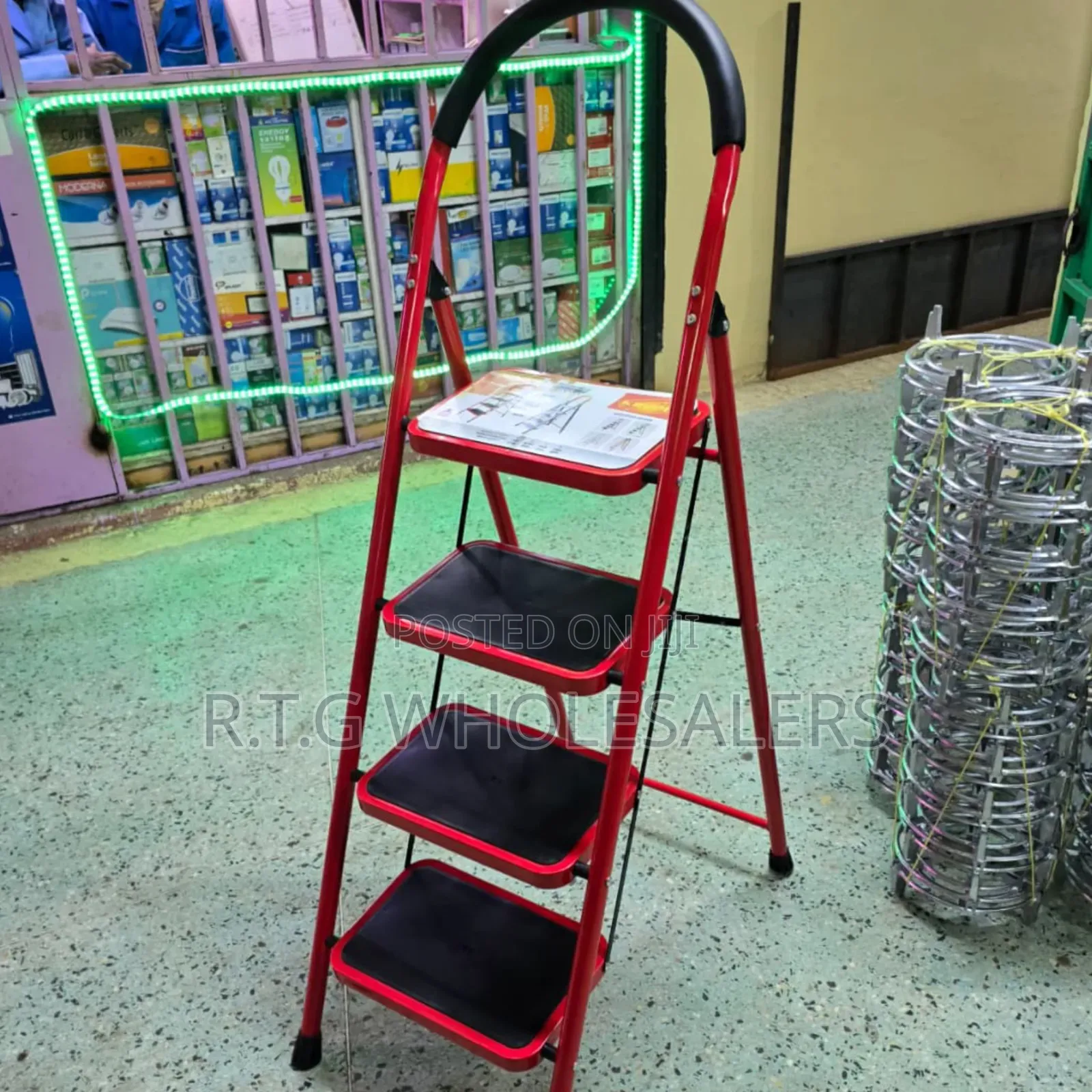 Durable 4-Step Ladder for Home and Workshop Use