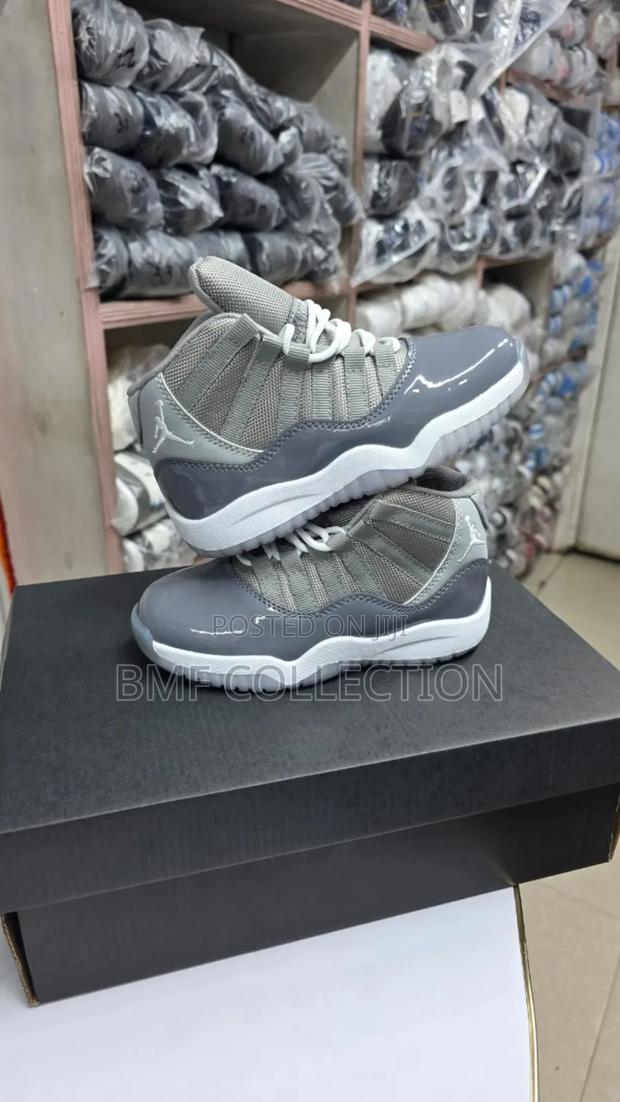 Air Jordan 11 - thumbnail 2