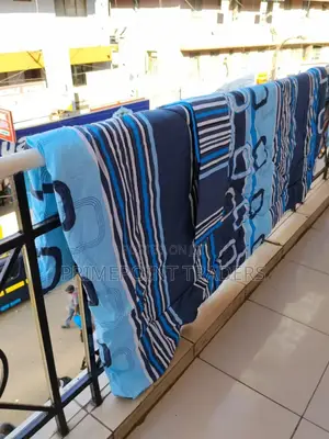 *Unbinded Floral Duvet*
Set Comes With;
One Duvet.
One Bedsheet.