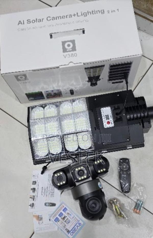 Streetlight 4g Solar Triple Lens PTZ Camera 180w