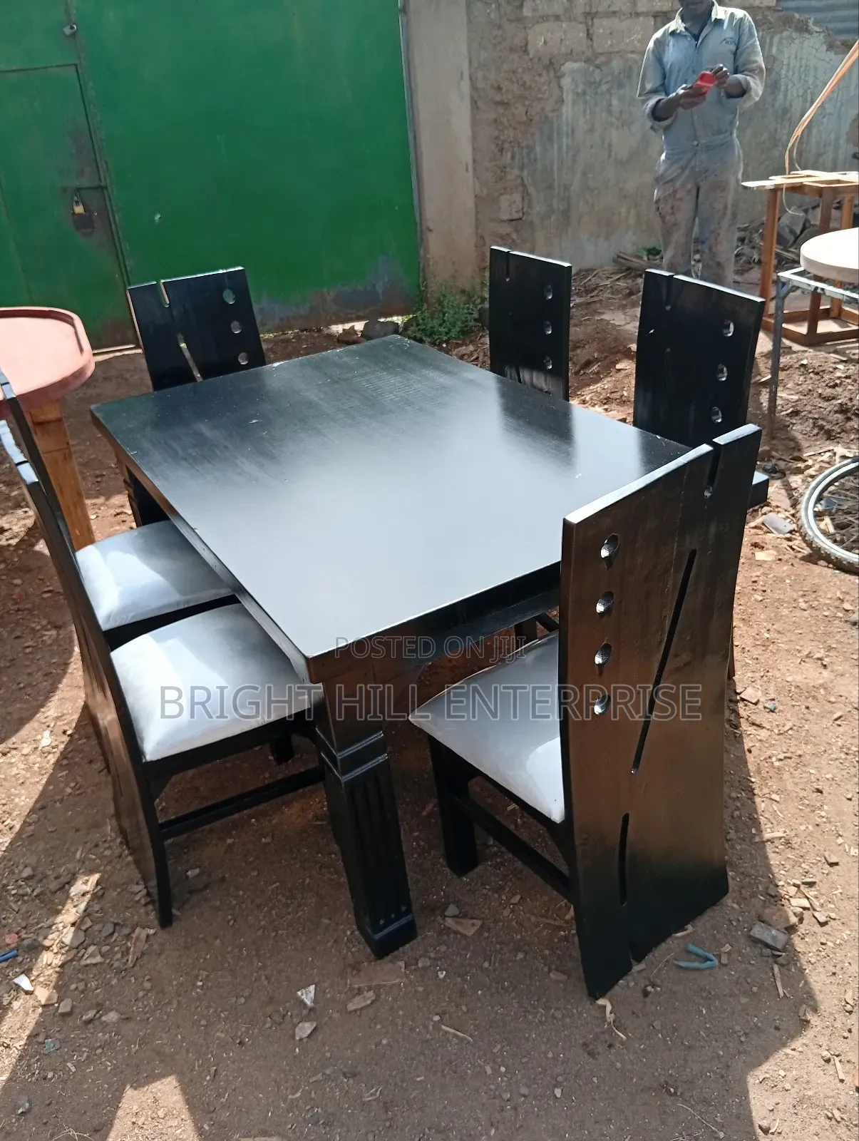 Genteel Luxurious Dining Tables ( 6) Sitter
