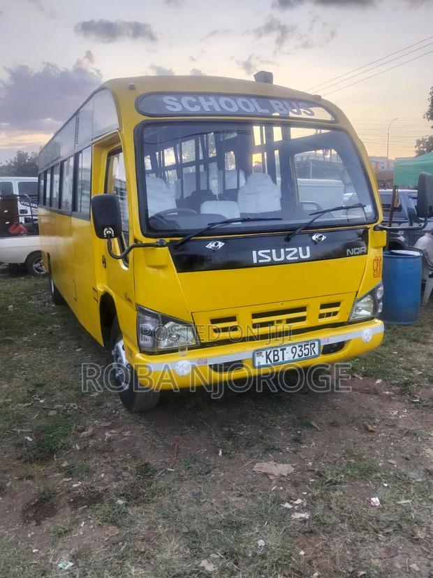 Isuzu NQR 2011 Yellow - main view