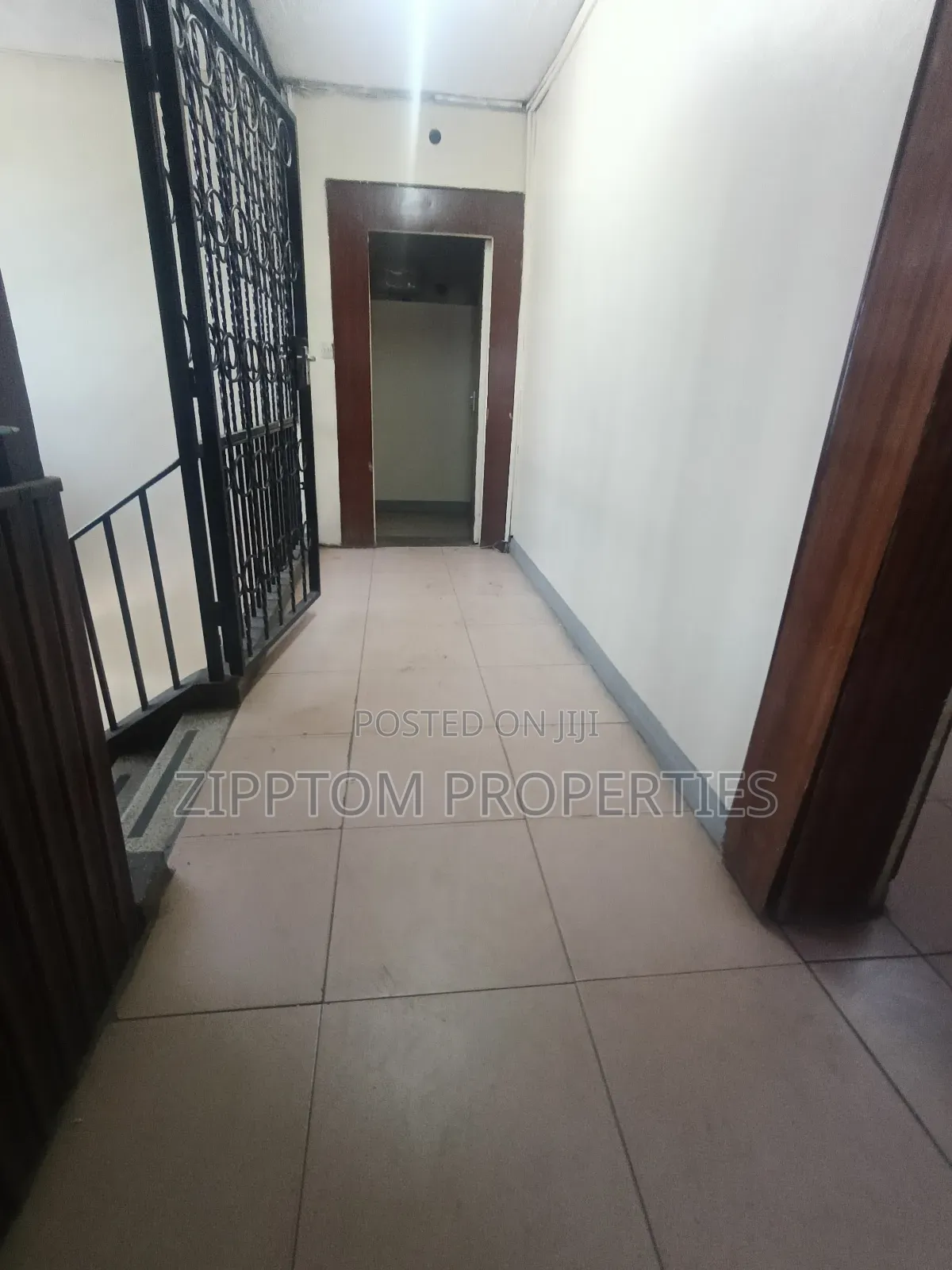 Ware House to Let in Industrial Area