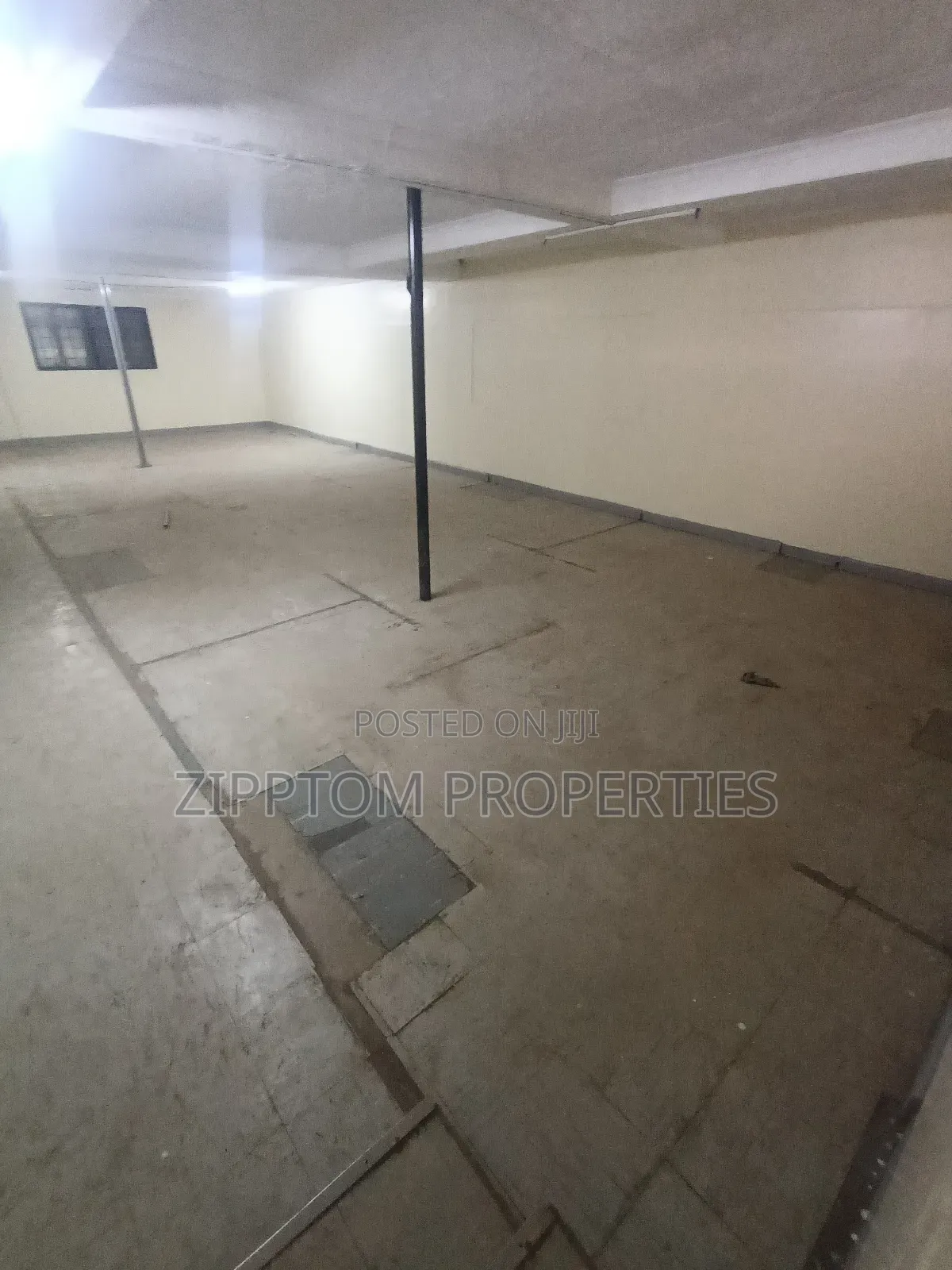 Ware House to Let in Industrial Area