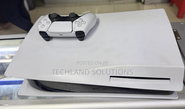 Lightly Used Ps 5 Standard ,825gb - main view