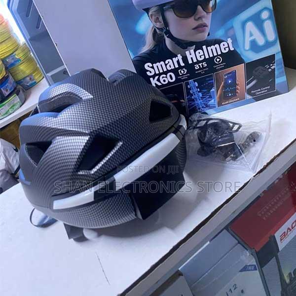 Modern Intelligent Helmet Designed With in-Built Speakers +Bluetooth