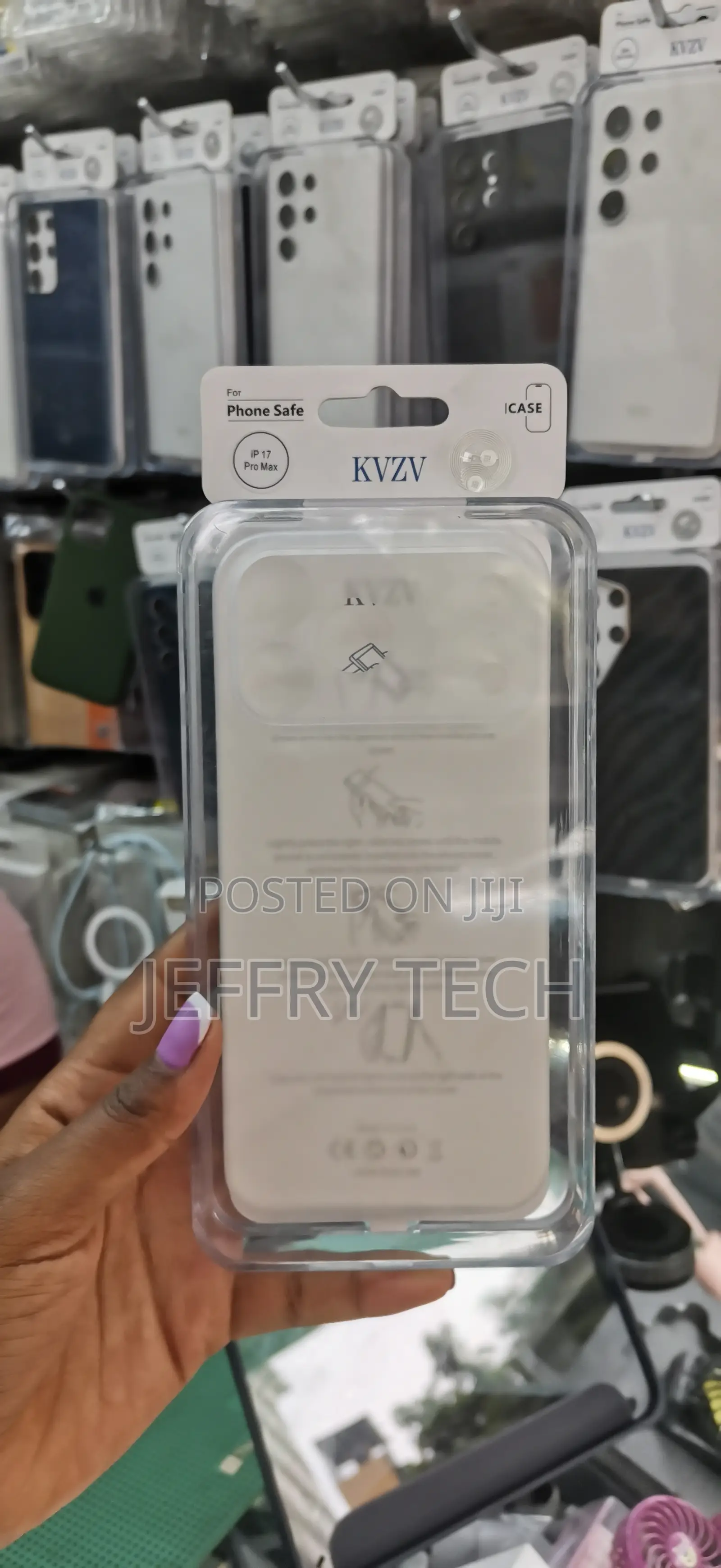 Momax - iPhone 17 Pro Max 6.9 Case Magnetic KVZV Case