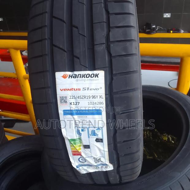 225/45z R19 Hankook Tire - main view