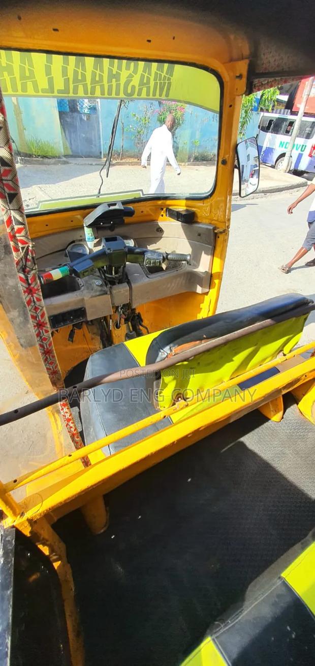 Bajaj RE 2020 Yellow - thumbnail 3