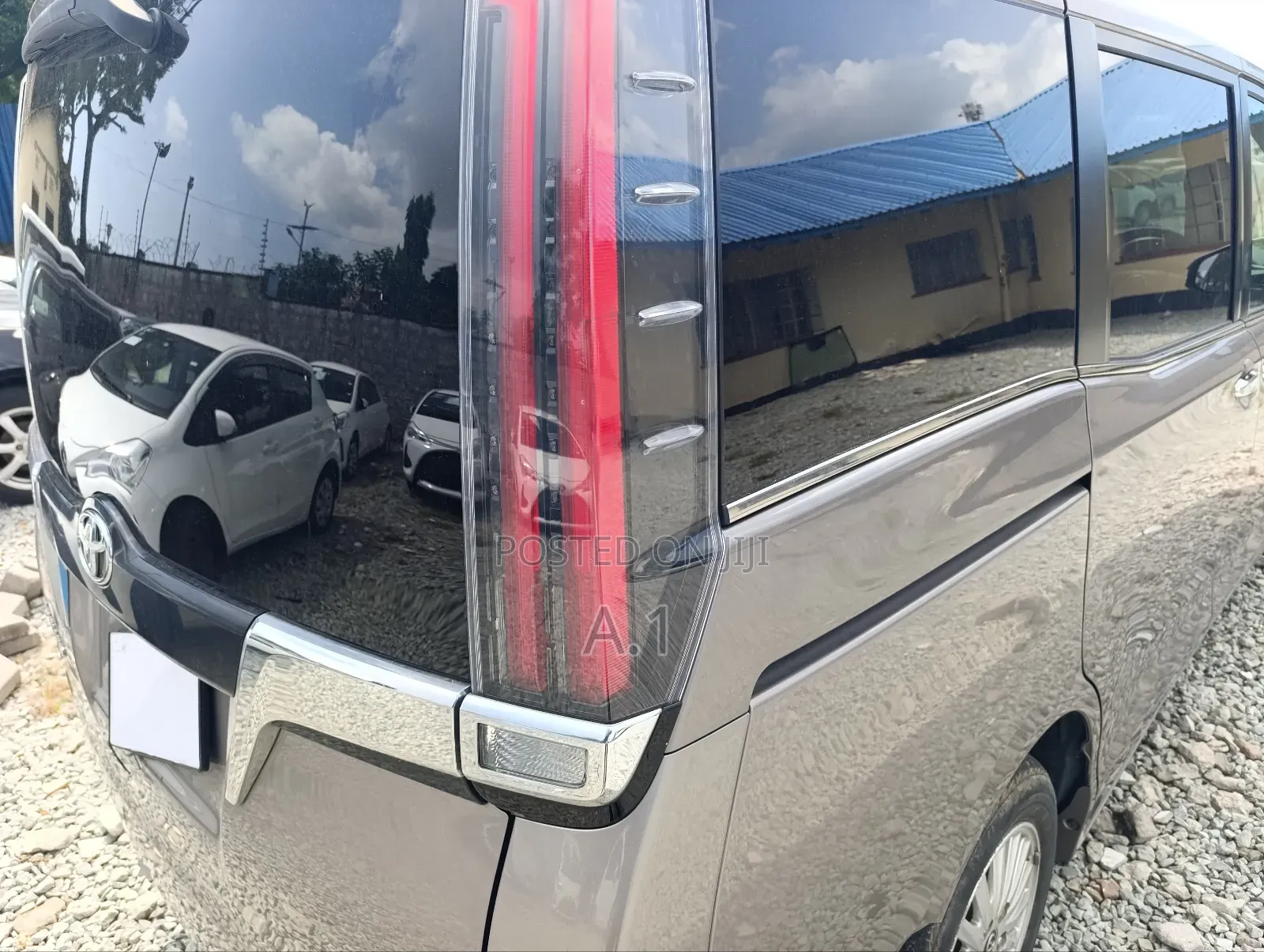 Toyota Esquire 2.0 FWD (7 seater) 2019 Brown