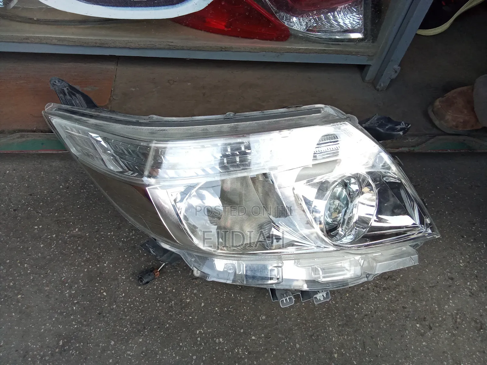 Noah 2015 Headlight