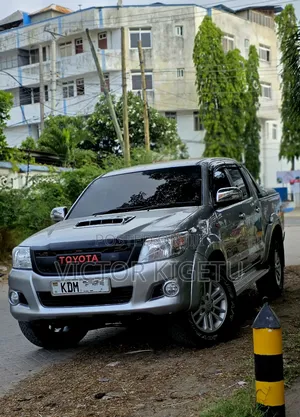 Toyota Hilux 3.0 D-4D 4x4 2015 Silver