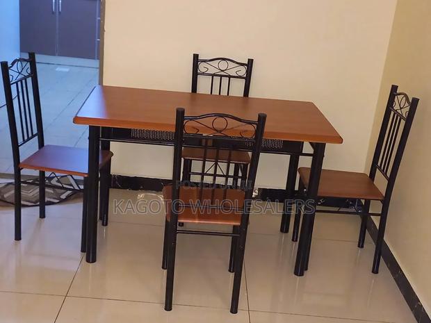 4siiter Dinning Table
