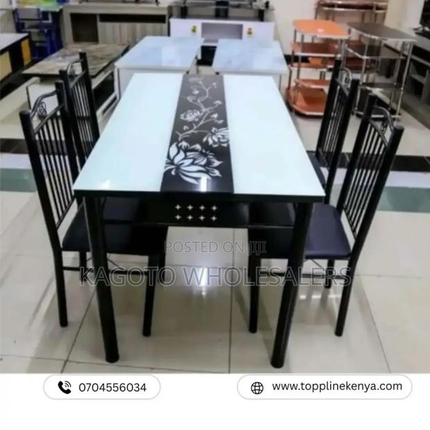 4siiter Dinning Table - main view
