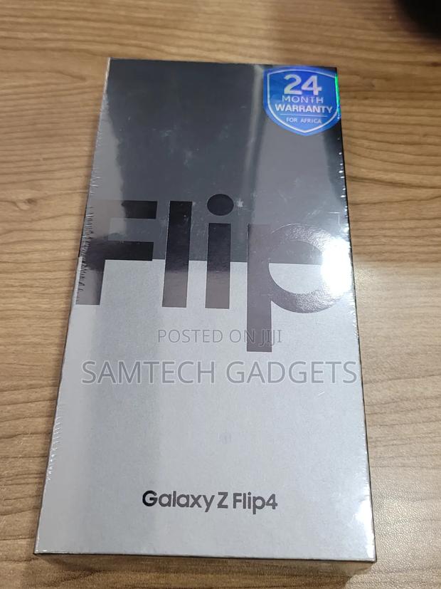 New Samsung Galaxy Z Flip4 256 GB Black - main view
