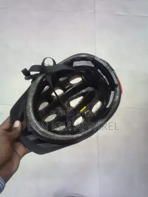 Pro Cycling Helmet 17 Vents 52cms to 62cms Adjustable Fit 370gms in L.