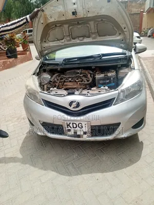Toyota Vitz 2014 Silver