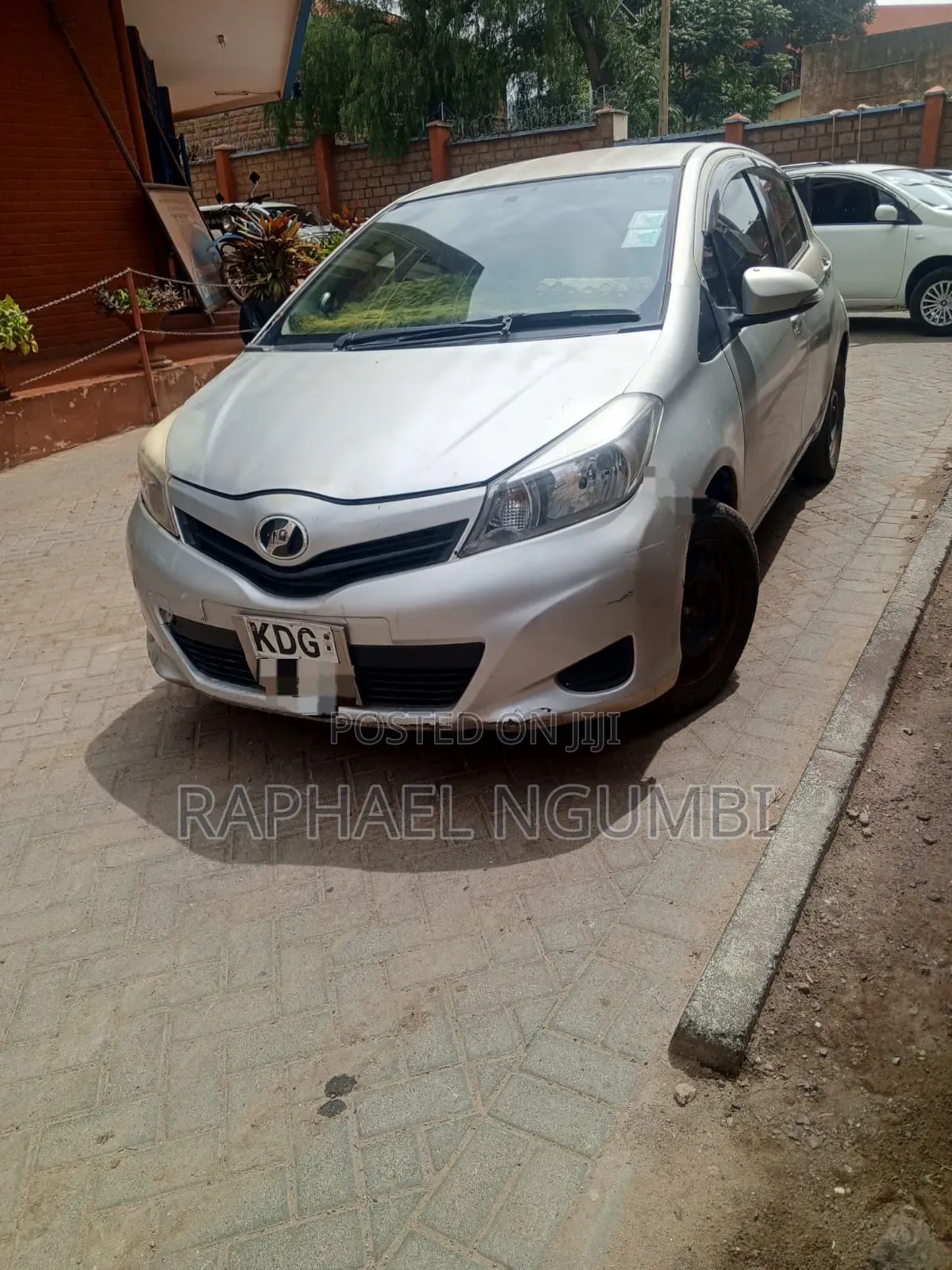 Toyota Vitz 2014 Silver