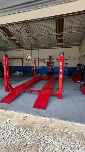 Wheel Alligner Machine With 4post Car Lift Machine Combination.