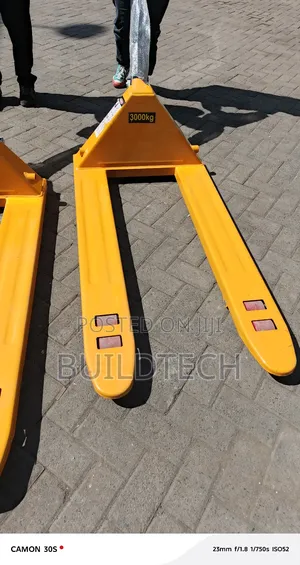 Strong 3000kg Pallet Lifter – Easy Pump Operation