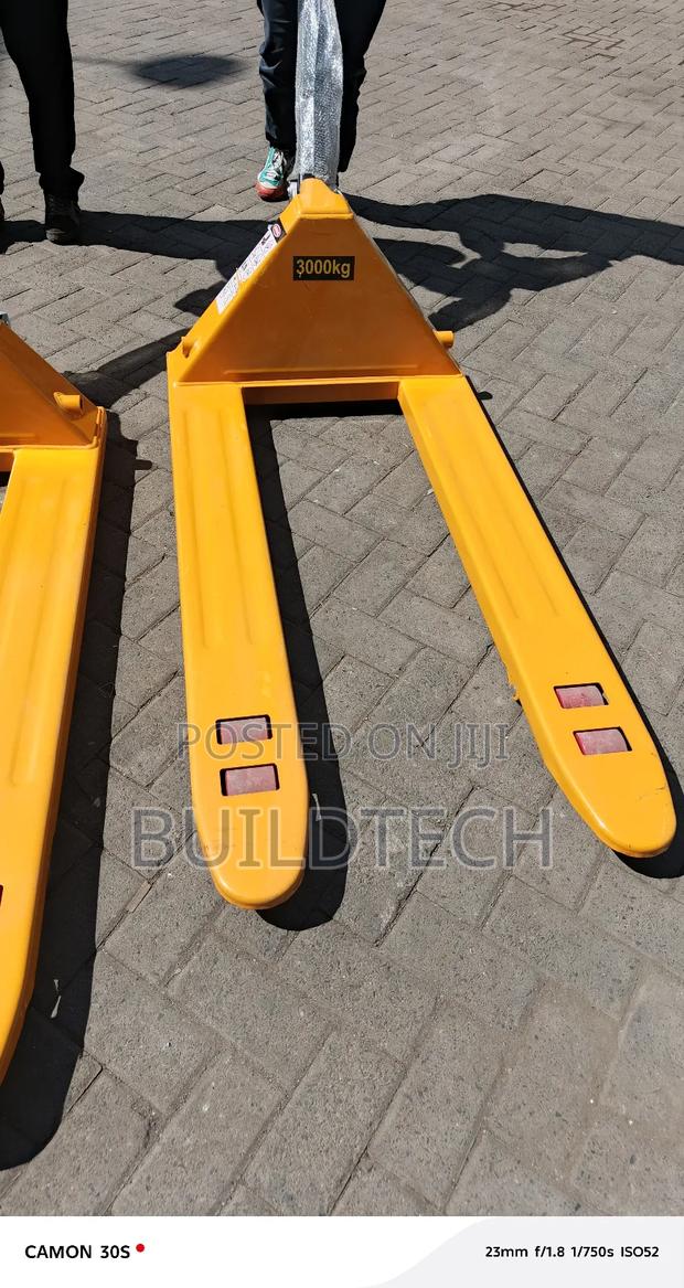 Strong 3000kg Pallet Lifter – Easy Pump Operation - main view