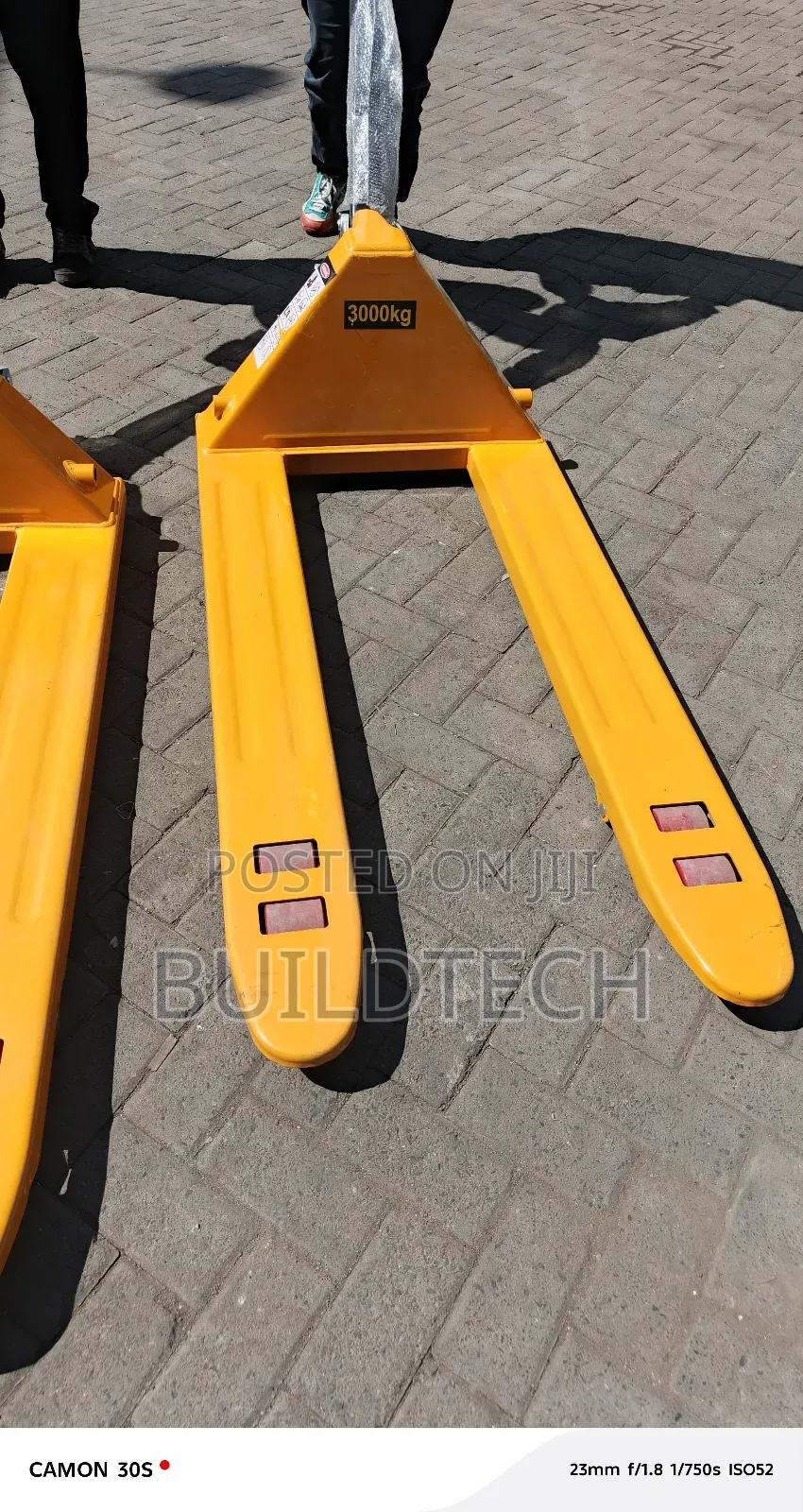 Strong 3000kg Pallet Lifter – Easy Pump Operation