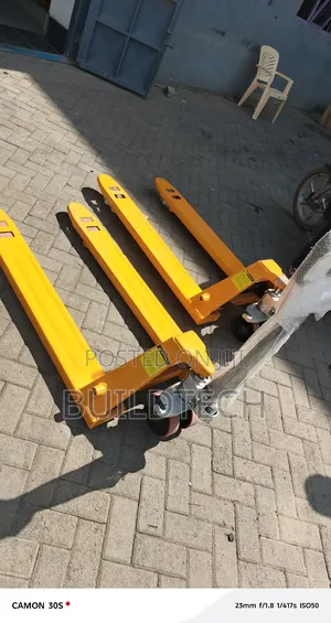 Strong 3000kg Pallet Lifter – Easy Pump Operation