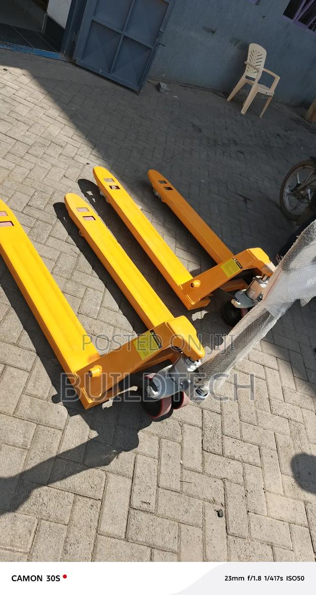 Strong 3000kg Pallet Lifter – Easy Pump Operation - thumbnail 3