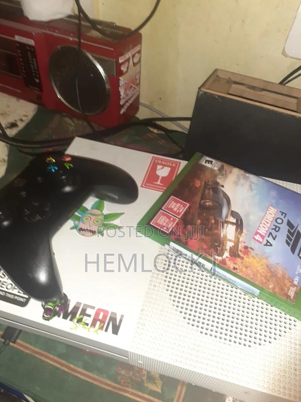 Xbox 1s Pre Owned - thumbnail 3