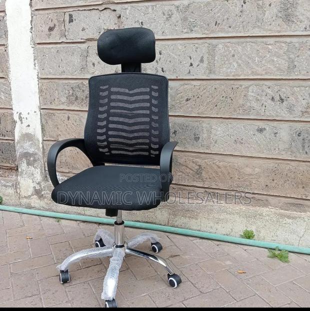 Mesh Back Office Chair With Headrest and Adjustable Swivel Wheels