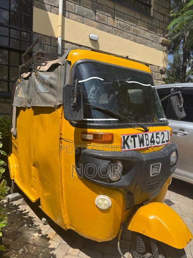 Bajaj RE 2021 Yellow - thumbnail 3